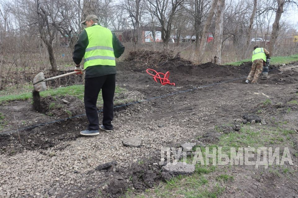 В Свердловске благоустраивают общественную территорию в рамках проекта «Формирование комфортной городской среды» В Свердловске благоустраивают общественную территорию в рамках проекта «Формирование комфортной городской среды»