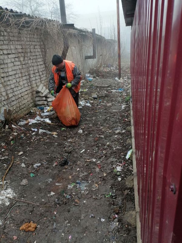 В рамках поддержания санитарного порядка на территории муниципального образования городской округ город Ровеньки Луганской Народной Республики сотрудники МУП «СКАТ» провели работы по уборке мусора с контейнерных площадок и... В рамках поддержания санитарного порядка на территории муниципального образования городской округ город Ровеньки Луганской Народной Республики сотрудники МУП «СКАТ» провели работы по уборке мусора с контейнерных площадок и...