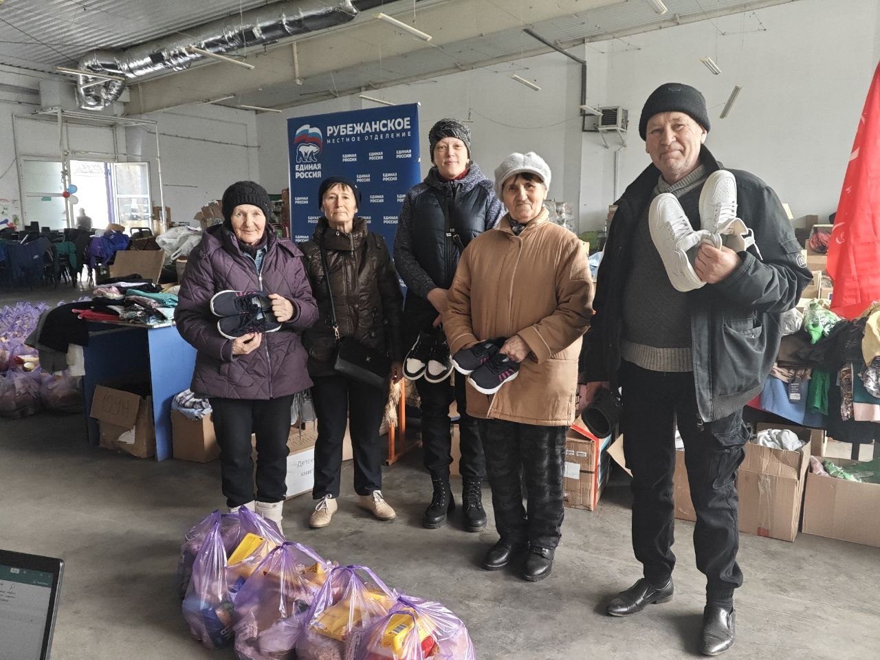 «Единая Россия» продолжает помогать эвакуированным людям в Рубежанском ПВРе