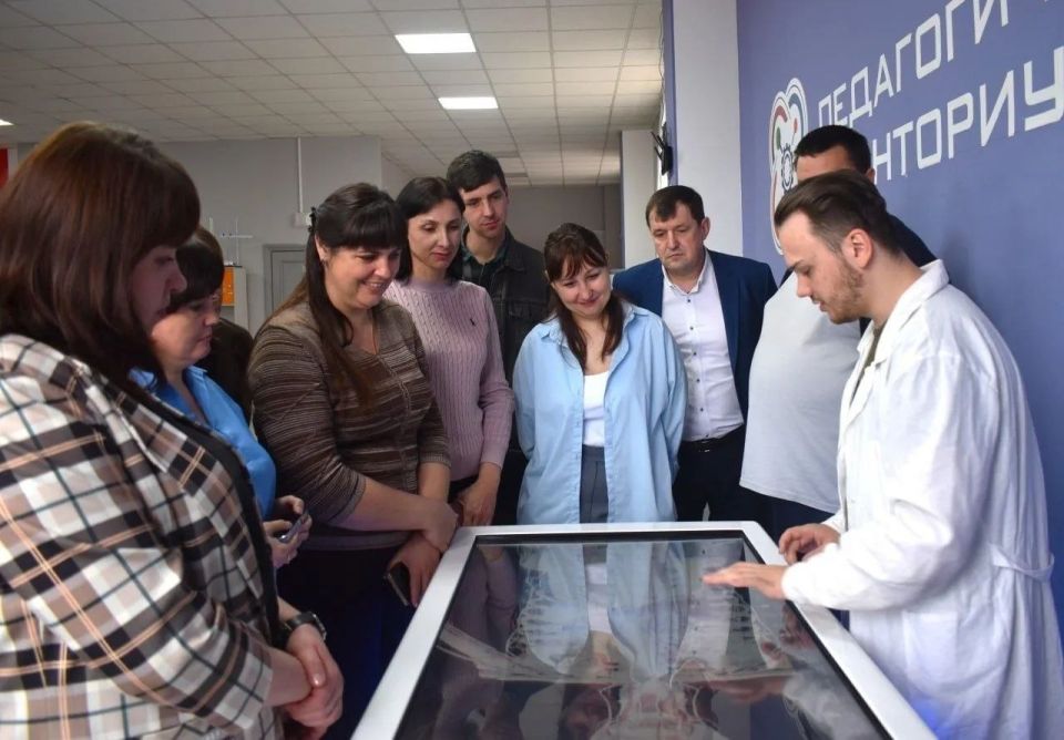 Сегодня педагоги ГБОУ ЛНР "Беловодский лицей "Лидер" посетили обзорную экскурсию по образовательным пространствам Педагогического кванториума им. Л.М. Лоповка ЛГПУ – месту, где знания становятся практикой Сегодня педагоги ГБОУ ЛНР "Беловодский лицей "Лидер" посетили обзорную экскурсию по образовательным пространствам Педагогического кванториума им. Л.М. Лоповка ЛГПУ – месту, где знания становятся практикой