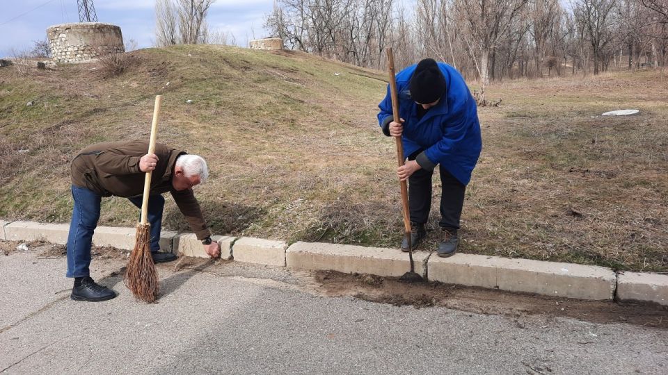 Чистый город. Работники городского Дворца культуры приняли участие в городском субботнике Чистый город. Работники городского Дворца культуры приняли участие в городском субботнике