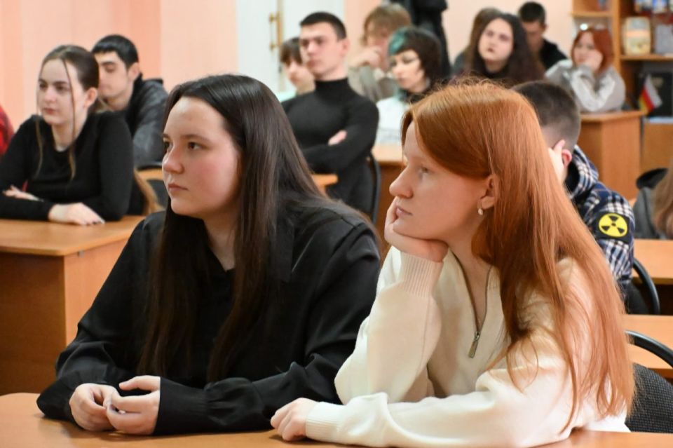 В Брянковском колледже ЛГПУ состоялась встреча, на которой представитель платформы «Россия — страна возможностей» — Серафима Лоза рассказала студентам о Всероссийском конкурсе «Моя страна — моя Россия», его целях и значении... В Брянковском колледже ЛГПУ состоялась встреча, на которой представитель платформы «Россия — страна возможностей» — Серафима Лоза рассказала студентам о Всероссийском конкурсе «Моя страна — моя Россия», его целях и значении...