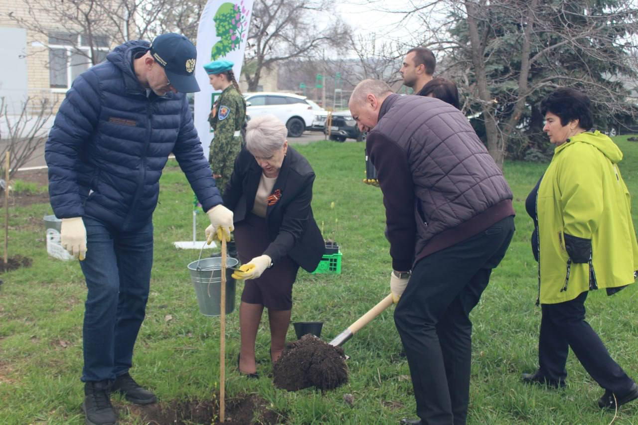 Светлана Гизай: Сегодня в Славяносербском округе приняла участие в цикле памятных мероприятий, посвященных 120-летию со дня рождения выдающегося политрука Алексея Гордеевича Еременко, чье имя стало синонимом мужества –... Светлана Гизай: Сегодня в Славяносербском округе приняла участие в цикле памятных мероприятий, посвященных 120-летию со дня рождения выдающегося политрука Алексея Гордеевича Еременко, чье имя стало синонимом мужества –...