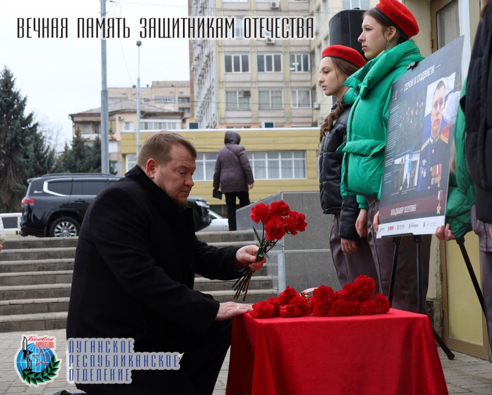 24 марта Юрий Юров, заместитель руководителя Луганского республиканского отделения Всероссийской общественной организации ветеранов «БОЕВОЕ БРАТСТВО», депутат Народного Совета Луганской Народной Республики и Денис... 24 марта Юрий Юров, заместитель руководителя Луганского республиканского отделения Всероссийской общественной организации ветеранов «БОЕВОЕ БРАТСТВО», депутат Народного Совета Луганской Народной Республики и Денис...
