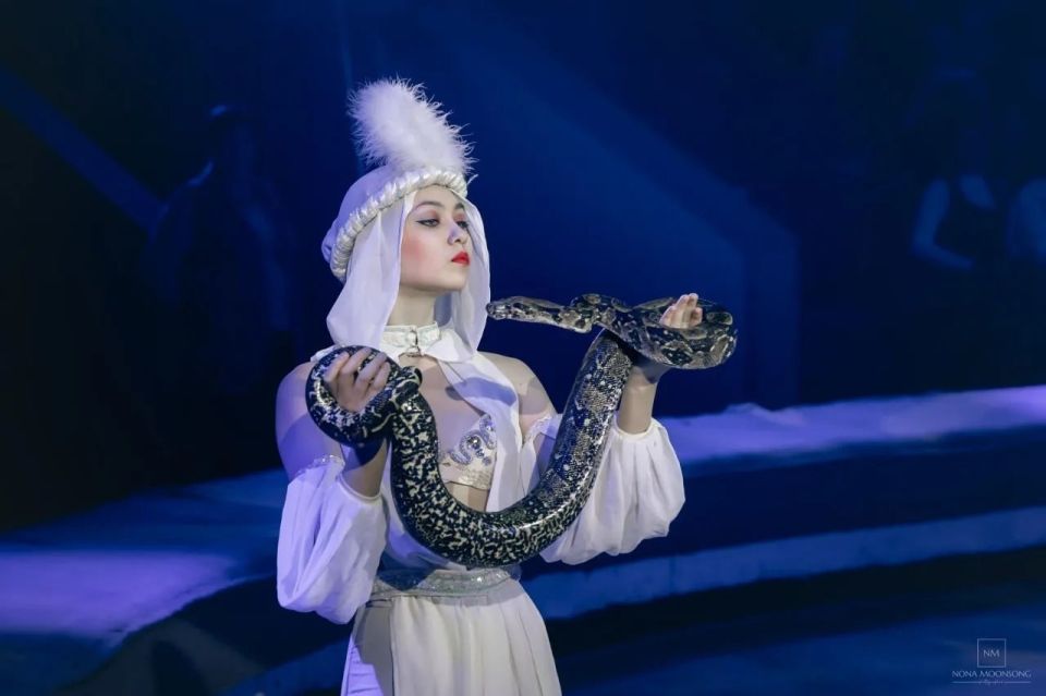 Весенние каникулы стартовали, и для ровеньковских школьников они начались по-настоящему весело и интересно! Вместо привычных уроков и домашних заданий, их ждало захватывающее приключение – посещение Луганского... Весенние каникулы стартовали, и для ровеньковских школьников они начались по-настоящему весело и интересно! Вместо привычных уроков и домашних заданий, их ждало захватывающее приключение – посещение Луганского...
