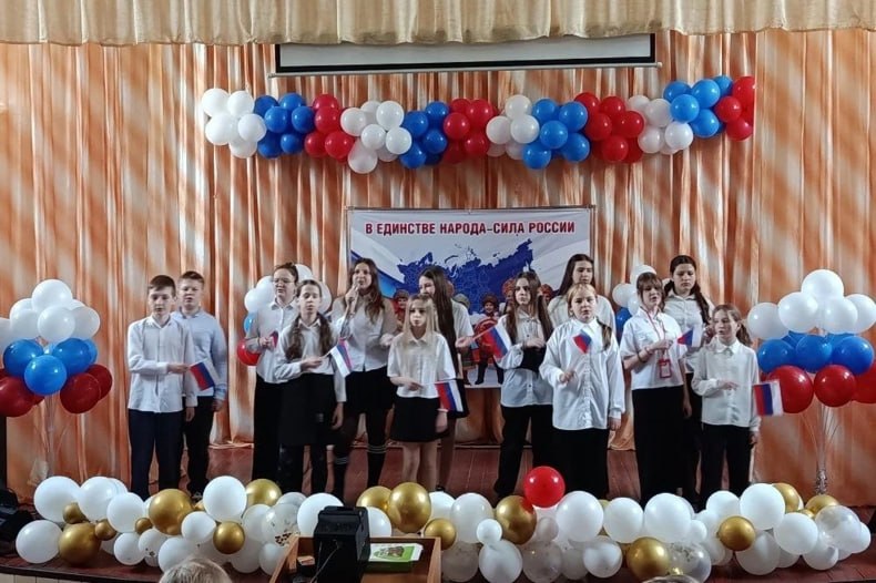 Открытие Года единства народов России прошло в Свердловской СШ №8 Открытие Года единства народов России прошло в Свердловской СШ №8