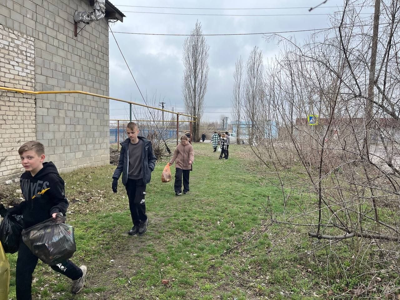 Учащиеся и коллектив Станично-Луганской средней школы имени Грекова П.М. дружно вышли на уборку школьной территории и прилегающей к ней зоны Учащиеся и коллектив Станично-Луганской средней школы имени Грекова П.М. дружно вышли на уборку школьной территории и прилегающей к ней зоны