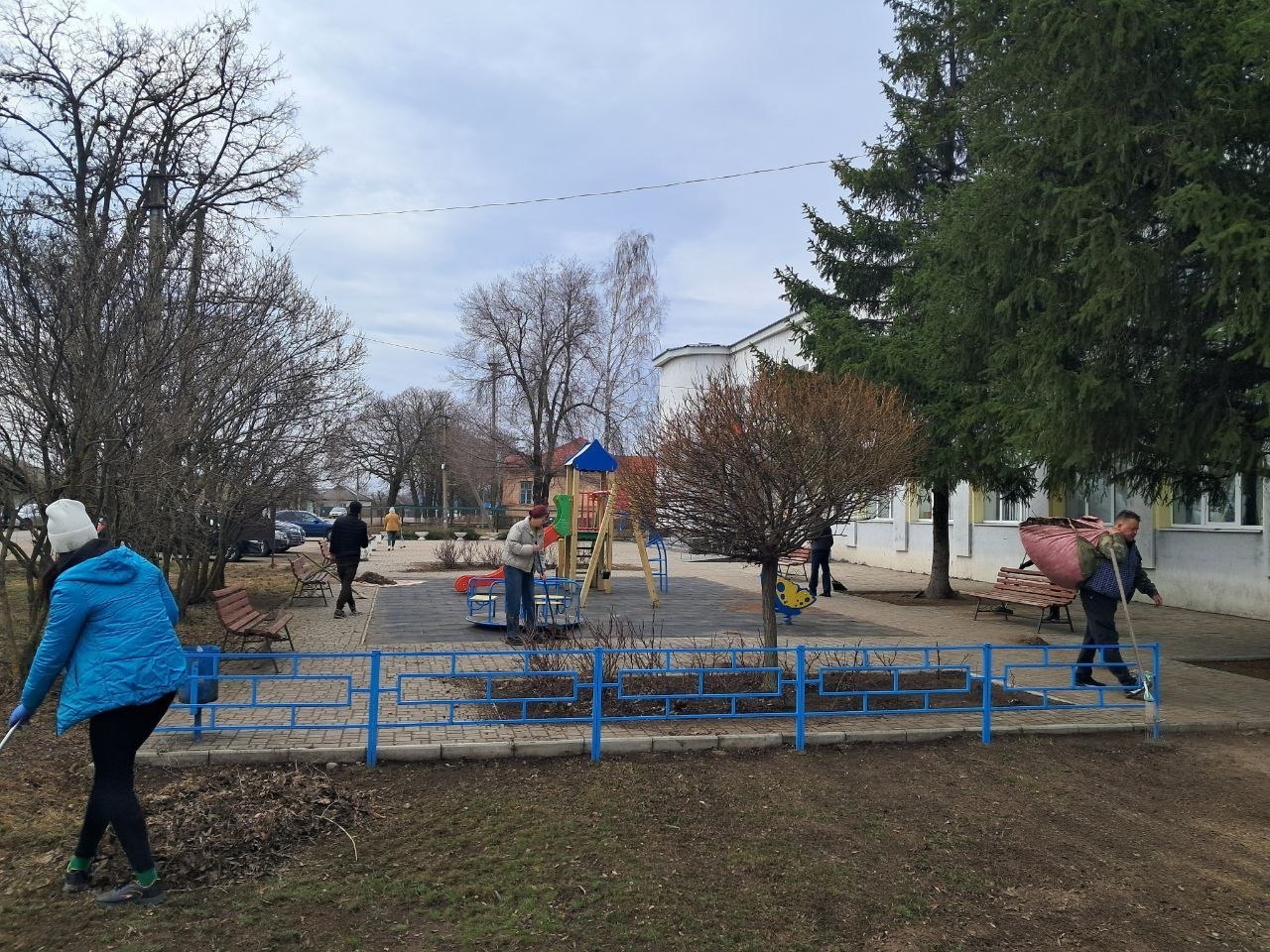 Чистота и порядок на улицах Новопсковского округа: сотрудники "Новопсковского ДК" вышли на субботник! Чистота и порядок на улицах Новопсковского округа: сотрудники "Новопсковского ДК" вышли на субботник!