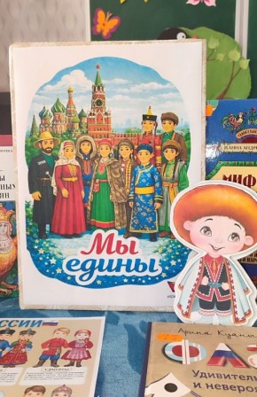 Лозовская библиотека организовала для школьников калейдоскоп "Книжный парад для наших ребят"