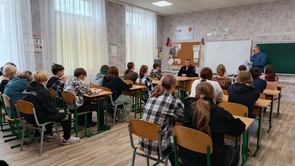 В ГБОУ ЛНР «Рубежанская ОШ № 3» и ГБОУ ЛНР «РСКШИ «Хрусталик» состоялась встреча с сотрудниками ГИБДД и представителями администрации В ГБОУ ЛНР «Рубежанская ОШ № 3» и ГБОУ ЛНР «РСКШИ «Хрусталик» состоялась встреча с сотрудниками ГИБДД и представителями администрации