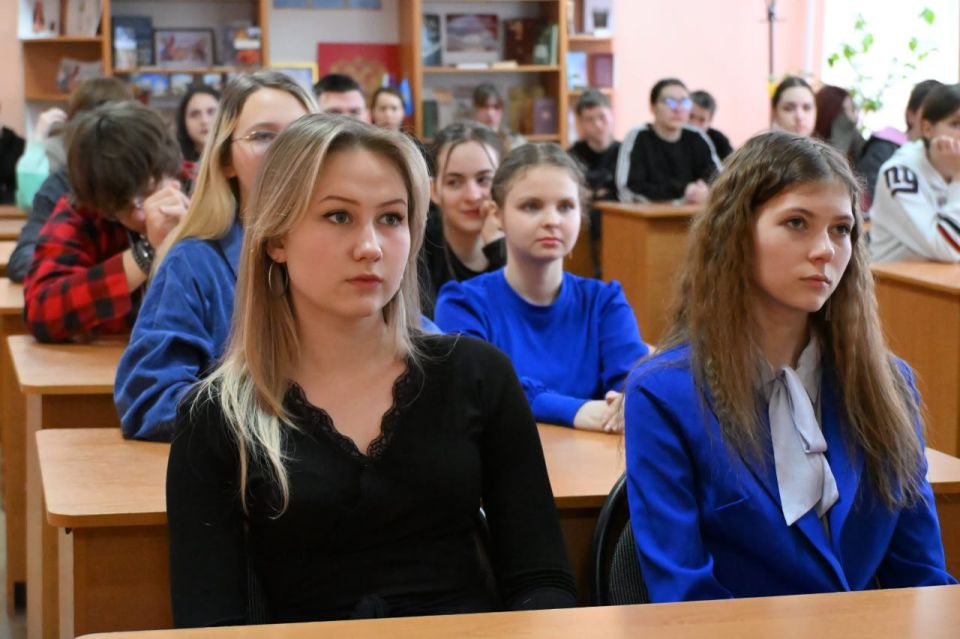 В Брянковском колледже ЛГПУ состоялась встреча, на которой представитель платформы «Россия — страна возможностей» — Серафима Лоза рассказала студентам о Всероссийском конкурсе «Моя страна — моя Россия», его целях и значении... В Брянковском колледже ЛГПУ состоялась встреча, на которой представитель платформы «Россия — страна возможностей» — Серафима Лоза рассказала студентам о Всероссийском конкурсе «Моя страна — моя Россия», его целях и значении...