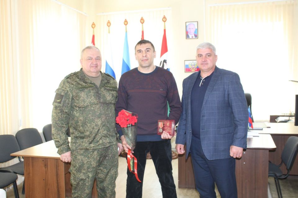Виталий Коваленко: Сегодня совместно с военным комиссаром Евгением Слипченко вручили медаль Суворова, участнику специальной военной операции Дейнеко Александру Васильевичу Виталий Коваленко: Сегодня совместно с военным комиссаром Евгением Слипченко вручили медаль Суворова, участнику специальной военной операции Дейнеко Александру Васильевичу