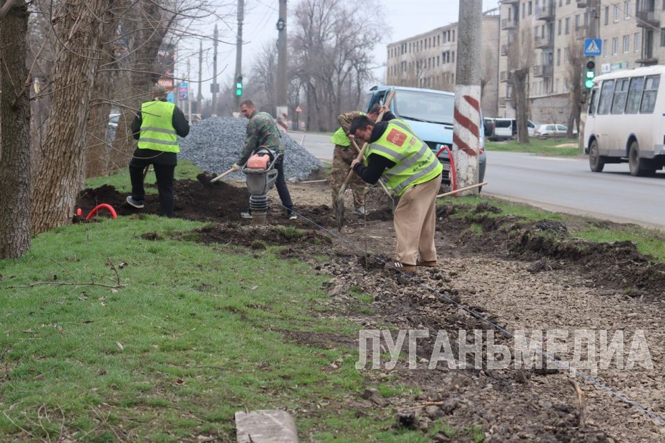 В Свердловске благоустраивают общественную территорию в рамках проекта «Формирование комфортной городской среды» В Свердловске благоустраивают общественную территорию в рамках проекта «Формирование комфортной городской среды»