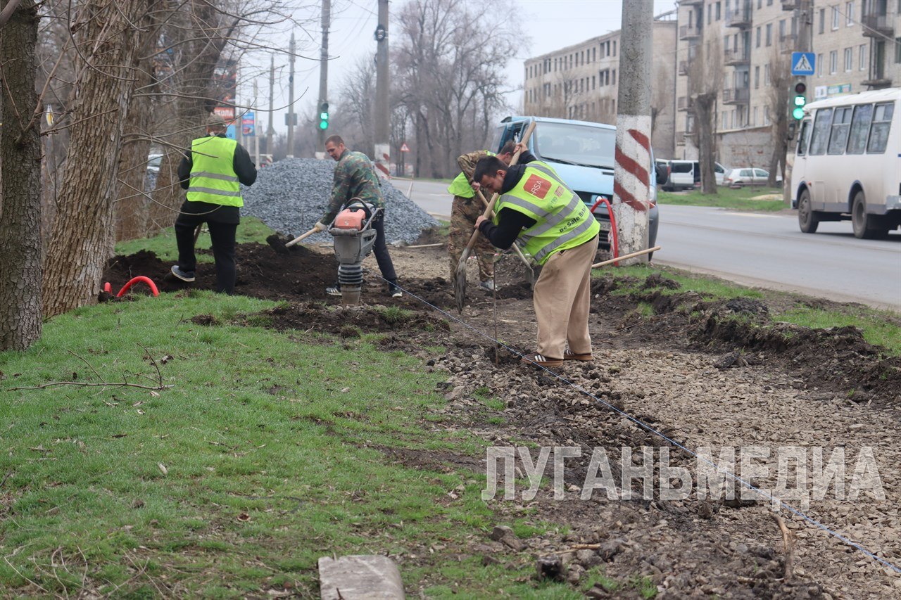 В Свердловске благоустраивают общественную территорию в рамках проекта «Формирование комфортной городской среды» В Свердловске благоустраивают общественную территорию в рамках проекта «Формирование комфортной городской среды»