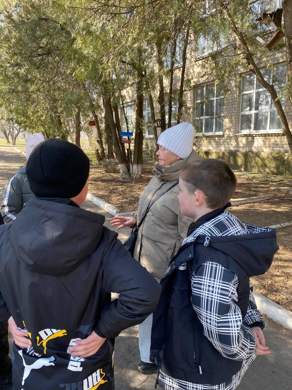 Художественный руководитель филиала «Дом культуры с. Чугинка» провела информационную беседу с школьниками, рассказала о антитеррористической безопасности Художественный руководитель филиала «Дом культуры с. Чугинка» провела информационную беседу с школьниками, рассказала о антитеррористической безопасности