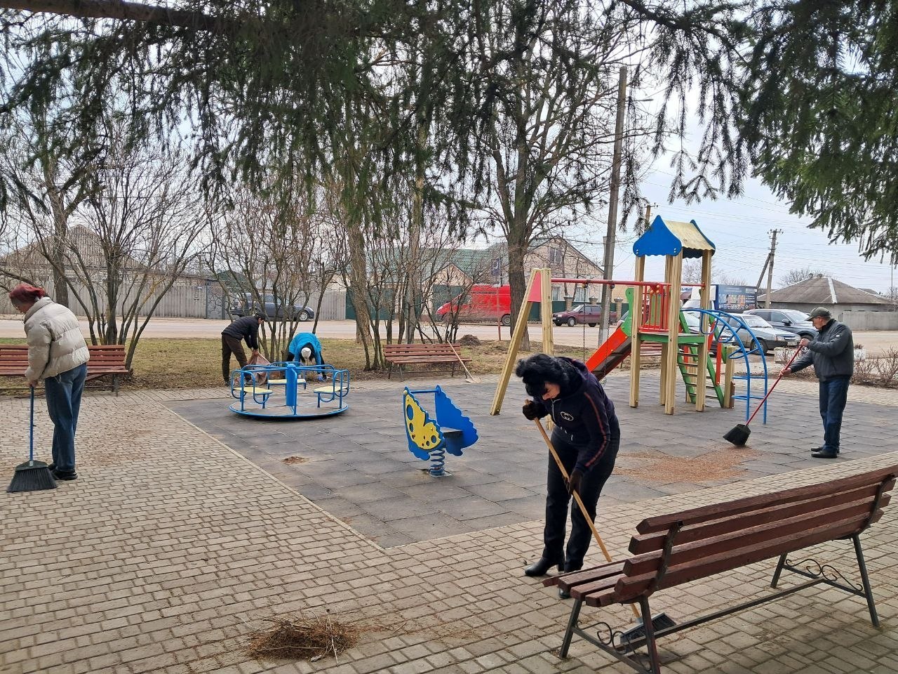 Чистота и порядок на улицах Новопсковского округа: сотрудники "Новопсковского ДК" вышли на субботник!