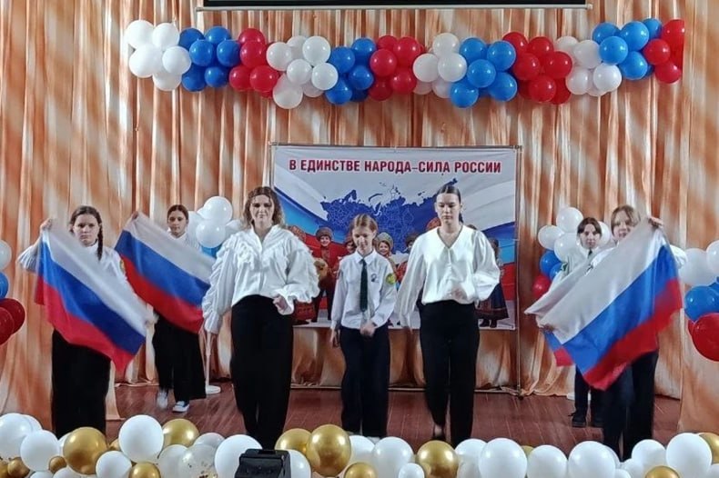 Открытие Года единства народов России прошло в Свердловской СШ №8 Открытие Года единства народов России прошло в Свердловской СШ №8