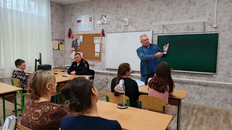 В ГБОУ ЛНР «Рубежанская ОШ № 3» и ГБОУ ЛНР «РСКШИ «Хрусталик» состоялась встреча с сотрудниками ГИБДД и представителями администрации В ГБОУ ЛНР «Рубежанская ОШ № 3» и ГБОУ ЛНР «РСКШИ «Хрусталик» состоялась встреча с сотрудниками ГИБДД и представителями администрации