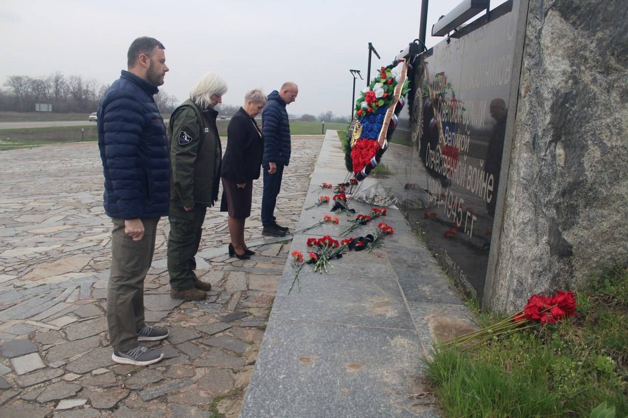 Светлана Гизай: Сегодня в Славяносербском округе приняла участие в цикле памятных мероприятий, посвященных 120-летию со дня рождения выдающегося политрука Алексея Гордеевича Еременко, чье имя стало синонимом мужества –... Светлана Гизай: Сегодня в Славяносербском округе приняла участие в цикле памятных мероприятий, посвященных 120-летию со дня рождения выдающегося политрука Алексея Гордеевича Еременко, чье имя стало синонимом мужества –...