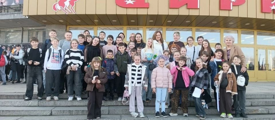 Весенние каникулы стартовали, и для ровеньковских школьников они начались по-настоящему весело и интересно! Вместо привычных уроков и домашних заданий, их ждало захватывающее приключение – посещение Луганского... Весенние каникулы стартовали, и для ровеньковских школьников они начались по-настоящему весело и интересно! Вместо привычных уроков и домашних заданий, их ждало захватывающее приключение – посещение Луганского...