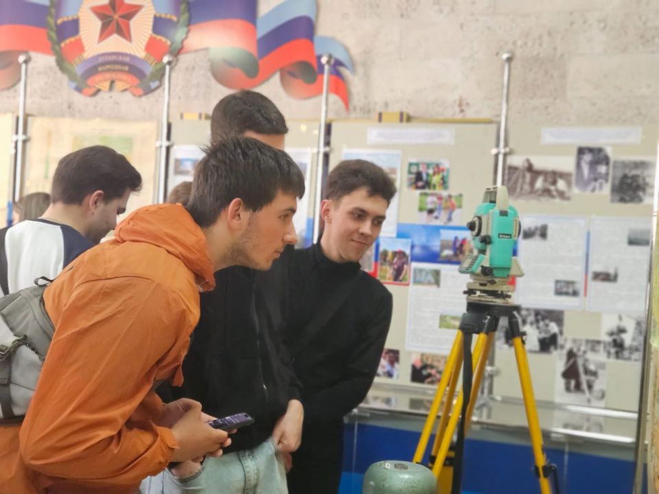 Выставку «Территория памяти: картографические сокровища архивов», организованную Управлением Росреестра по Луганской Народной Республике, посетили студенты ведущих высших учебных заведений региона Выставку «Территория памяти: картографические сокровища архивов», организованную Управлением Росреестра по Луганской Народной Республике, посетили студенты ведущих высших учебных заведений региона