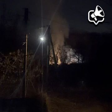 Сильный пожар в Алчевске. В районе Зеленхоза уже больше часа пытаются потушить возгорание