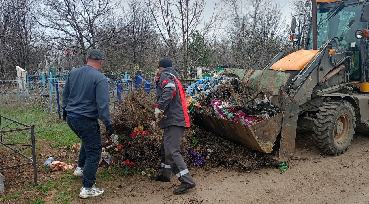 31 марта работниками МУП «Чистый город» (руководитель Наталья Мартышова) были проведены работы по уборке мусора на территории Молодогвардейского городского кладбища 31 марта работниками МУП «Чистый город» (руководитель Наталья Мартышова) были проведены работы по уборке мусора на территории Молодогвардейского городского кладбища