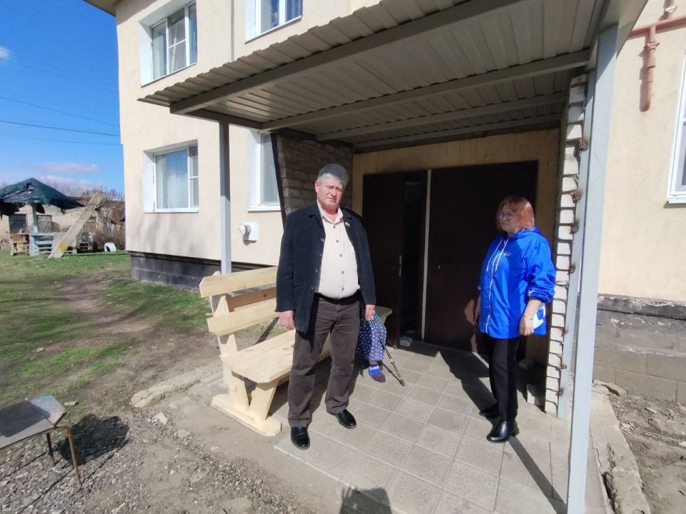 Народная программа в действии: В Меловом по просьбе жителей установили лавочки у МКД Народная программа в действии: В Меловом по просьбе жителей установили лавочки у МКД