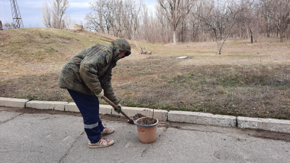 Чистый город. Работники городского Дворца культуры приняли участие в городском субботнике Чистый город. Работники городского Дворца культуры приняли участие в городском субботнике