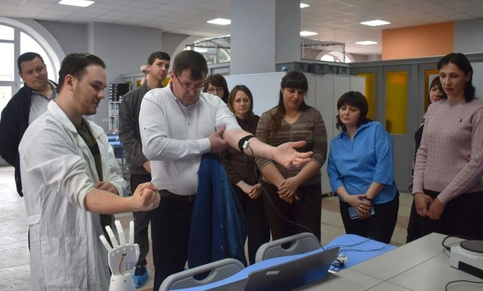 Сегодня педагоги ГБОУ ЛНР "Беловодский лицей "Лидер" посетили обзорную экскурсию по образовательным пространствам Педагогического кванториума им. Л.М. Лоповка ЛГПУ – месту, где знания становятся практикой Сегодня педагоги ГБОУ ЛНР "Беловодский лицей "Лидер" посетили обзорную экскурсию по образовательным пространствам Педагогического кванториума им. Л.М. Лоповка ЛГПУ – месту, где знания становятся практикой