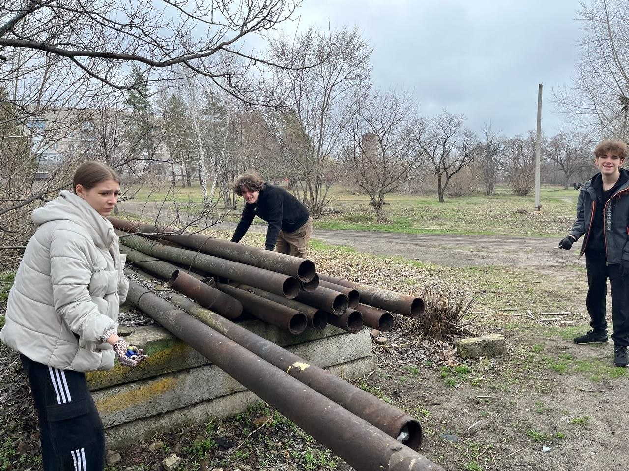 Учащиеся и коллектив Станично-Луганской средней школы имени Грекова П.М. дружно вышли на уборку школьной территории и прилегающей к ней зоны Учащиеся и коллектив Станично-Луганской средней школы имени Грекова П.М. дружно вышли на уборку школьной территории и прилегающей к ней зоны