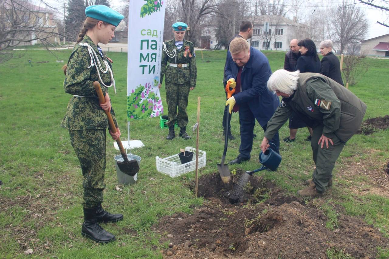 Светлана Гизай: Сегодня в Славяносербском округе приняла участие в цикле памятных мероприятий, посвященных 120-летию со дня рождения выдающегося политрука Алексея Гордеевича Еременко, чье имя стало синонимом мужества –... Светлана Гизай: Сегодня в Славяносербском округе приняла участие в цикле памятных мероприятий, посвященных 120-летию со дня рождения выдающегося политрука Алексея Гордеевича Еременко, чье имя стало синонимом мужества –...