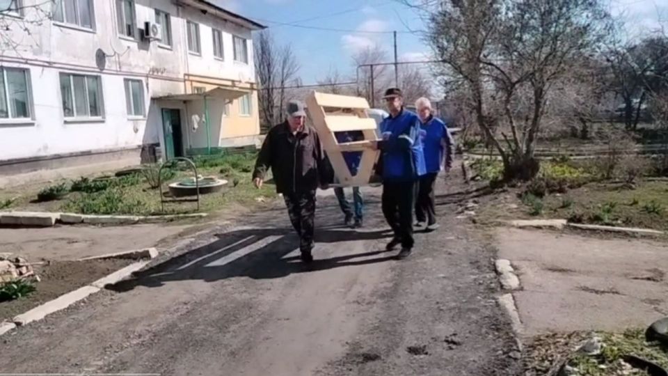 Простая просьба, реальное дело: в Меловом появились лавочки для отдыха Простая просьба, реальное дело: в Меловом появились лавочки для отдыха