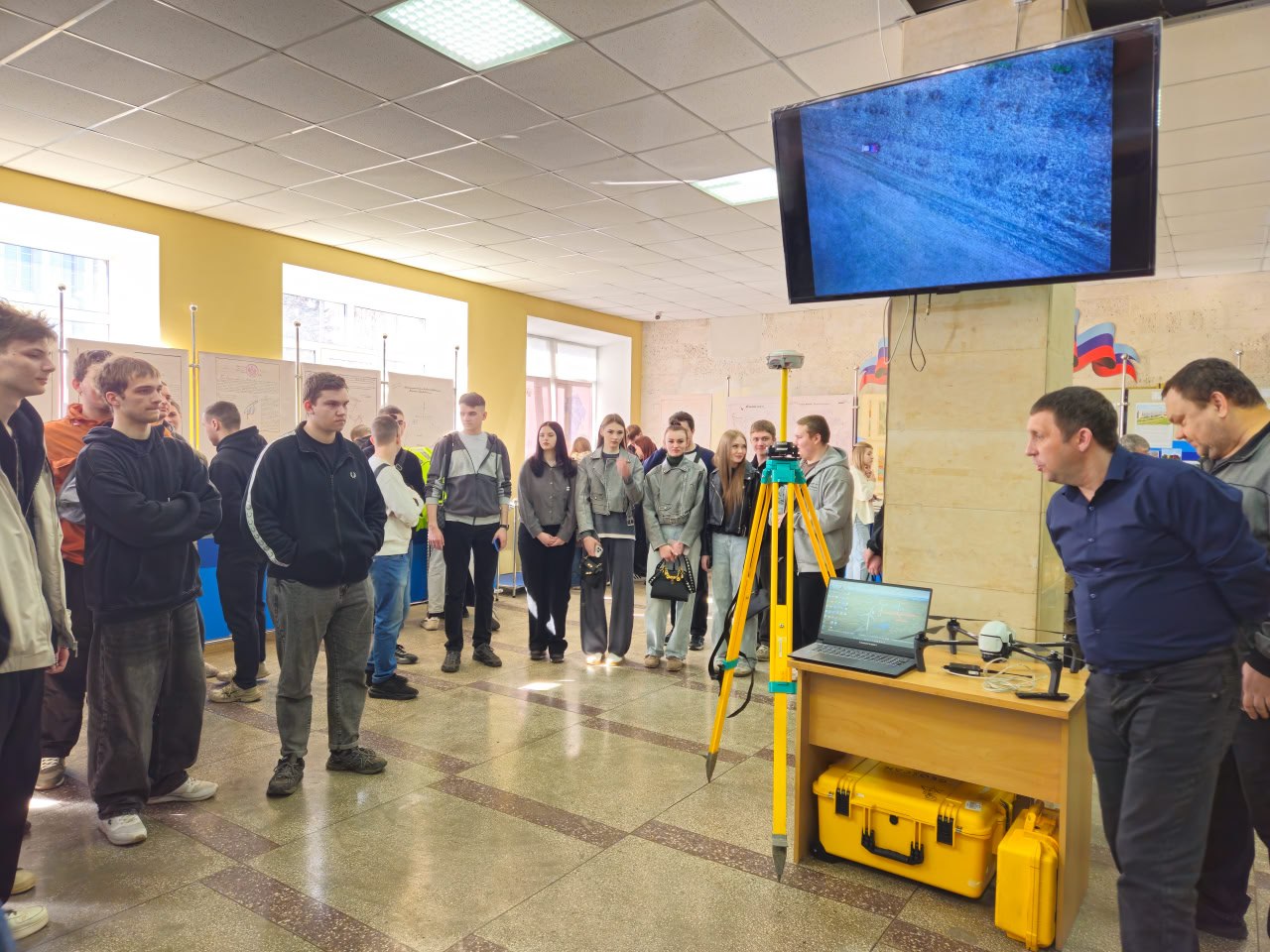 Выставку «Территория памяти: картографические сокровища архивов», организованную Управлением Росреестра по Луганской Народной Республике, посетили студенты ведущих высших учебных заведений региона Выставку «Территория памяти: картографические сокровища архивов», организованную Управлением Росреестра по Луганской Народной Республике, посетили студенты ведущих высших учебных заведений региона