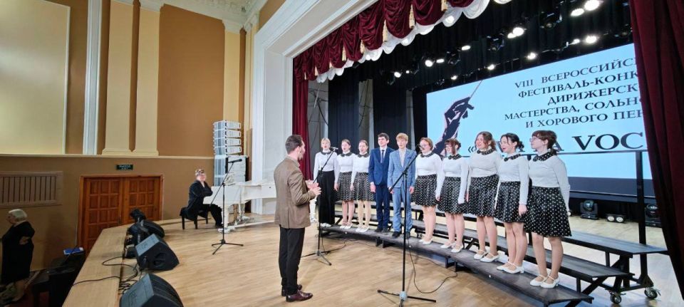 В Луганске завершился Всероссийский фестиваль-конкурс дирижёрского мастерства, сольного и хорового пения «VIVA LA VOCE» В Луганске завершился Всероссийский фестиваль-конкурс дирижёрского мастерства, сольного и хорового пения «VIVA LA VOCE»