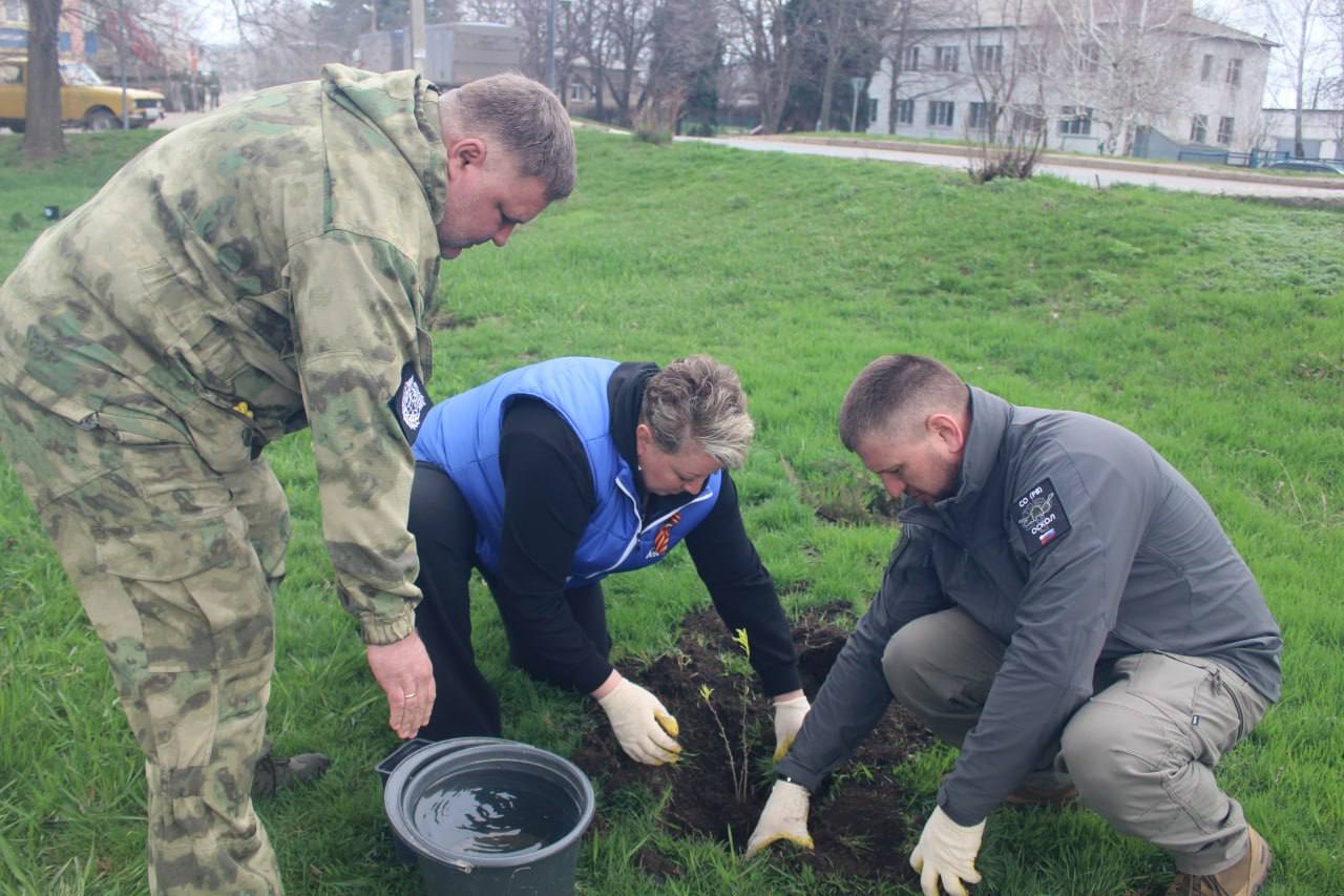 Светлана Гизай: Сегодня в Славяносербском округе приняла участие в цикле памятных мероприятий, посвященных 120-летию со дня рождения выдающегося политрука Алексея Гордеевича Еременко, чье имя стало синонимом мужества –... Светлана Гизай: Сегодня в Славяносербском округе приняла участие в цикле памятных мероприятий, посвященных 120-летию со дня рождения выдающегося политрука Алексея Гордеевича Еременко, чье имя стало синонимом мужества –...