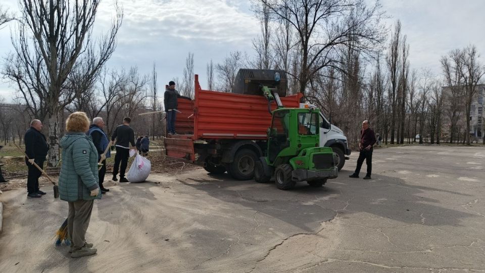 Совет депутатов совместно с сотрудниками администрации принял участие в общегородском субботнике Совет депутатов совместно с сотрудниками администрации принял участие в общегородском субботнике