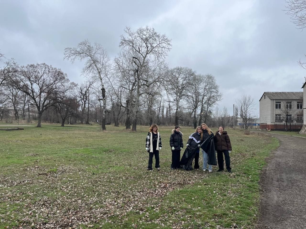 Учащиеся и коллектив Станично-Луганской средней школы имени Грекова П.М. дружно вышли на уборку школьной территории и прилегающей к ней зоны Учащиеся и коллектив Станично-Луганской средней школы имени Грекова П.М. дружно вышли на уборку школьной территории и прилегающей к ней зоны