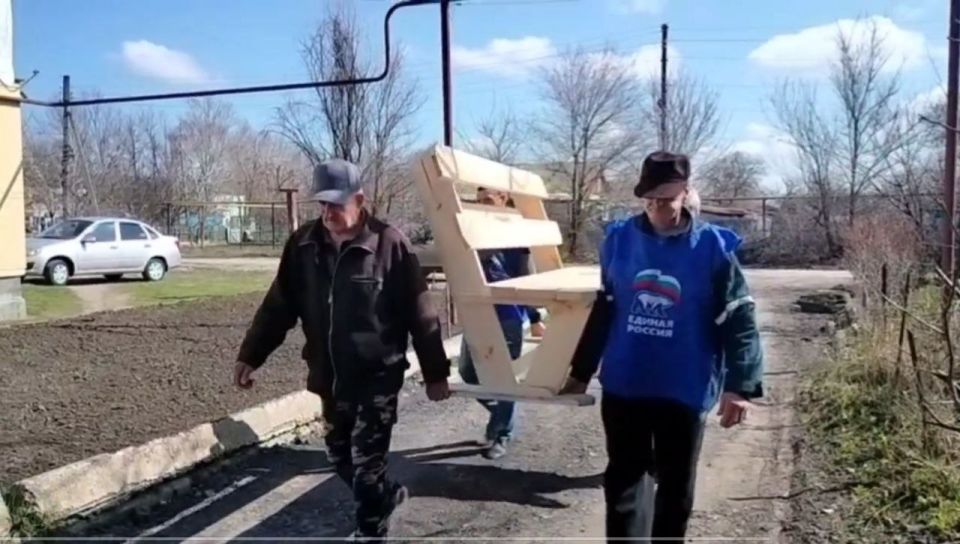 Простая просьба, реальное дело: в Меловом появились лавочки для отдыха Простая просьба, реальное дело: в Меловом появились лавочки для отдыха