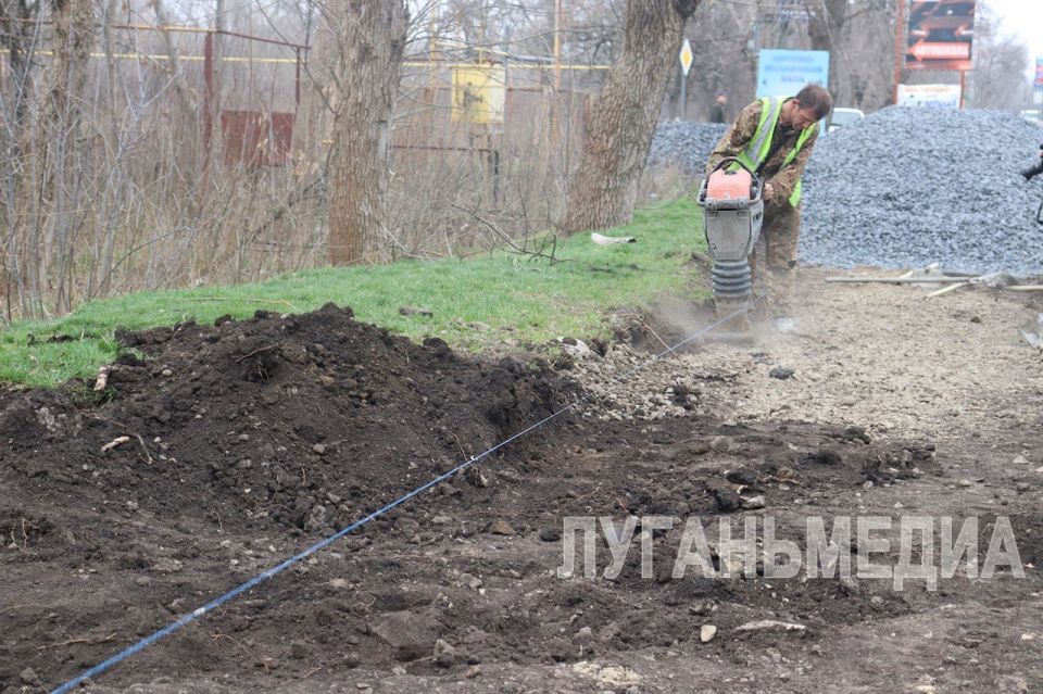 В Свердловске благоустраивают общественную территорию в рамках проекта «Формирование комфортной городской среды» В Свердловске благоустраивают общественную территорию в рамках проекта «Формирование комфортной городской среды»