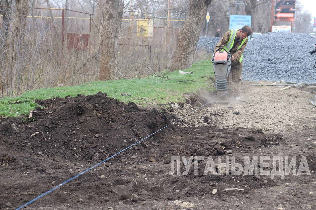 В Свердловске благоустраивают общественную территорию в рамках проекта «Формирование комфортной городской среды» В Свердловске благоустраивают общественную территорию в рамках проекта «Формирование комфортной городской среды»