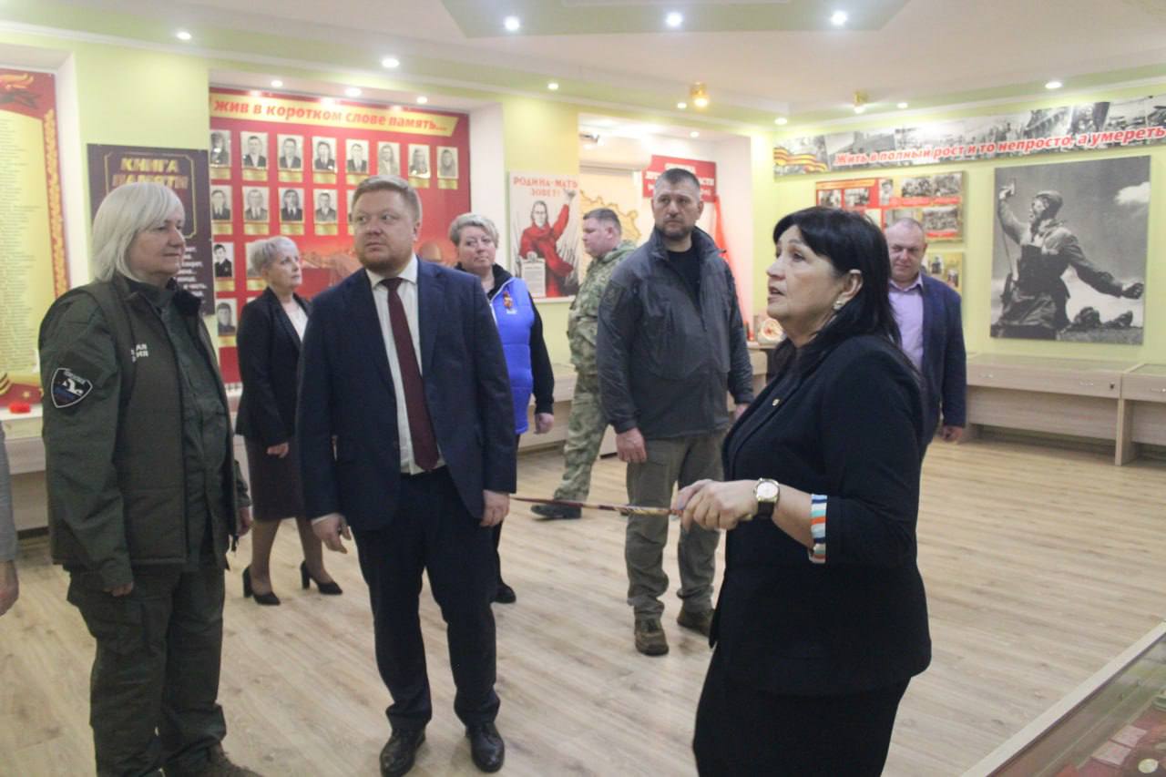 Светлана Гизай: Сегодня в Славяносербском округе приняла участие в цикле памятных мероприятий, посвященных 120-летию со дня рождения выдающегося политрука Алексея Гордеевича Еременко, чье имя стало синонимом мужества –... Светлана Гизай: Сегодня в Славяносербском округе приняла участие в цикле памятных мероприятий, посвященных 120-летию со дня рождения выдающегося политрука Алексея Гордеевича Еременко, чье имя стало синонимом мужества –...