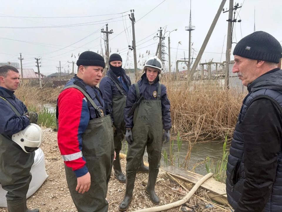 Добровольцы Луганского отделения ВСКС одними из первых пришли на помощь пострадавшим от наводнения в Дагестане Добровольцы Луганского отделения ВСКС одними из первых пришли на помощь пострадавшим от наводнения в Дагестане