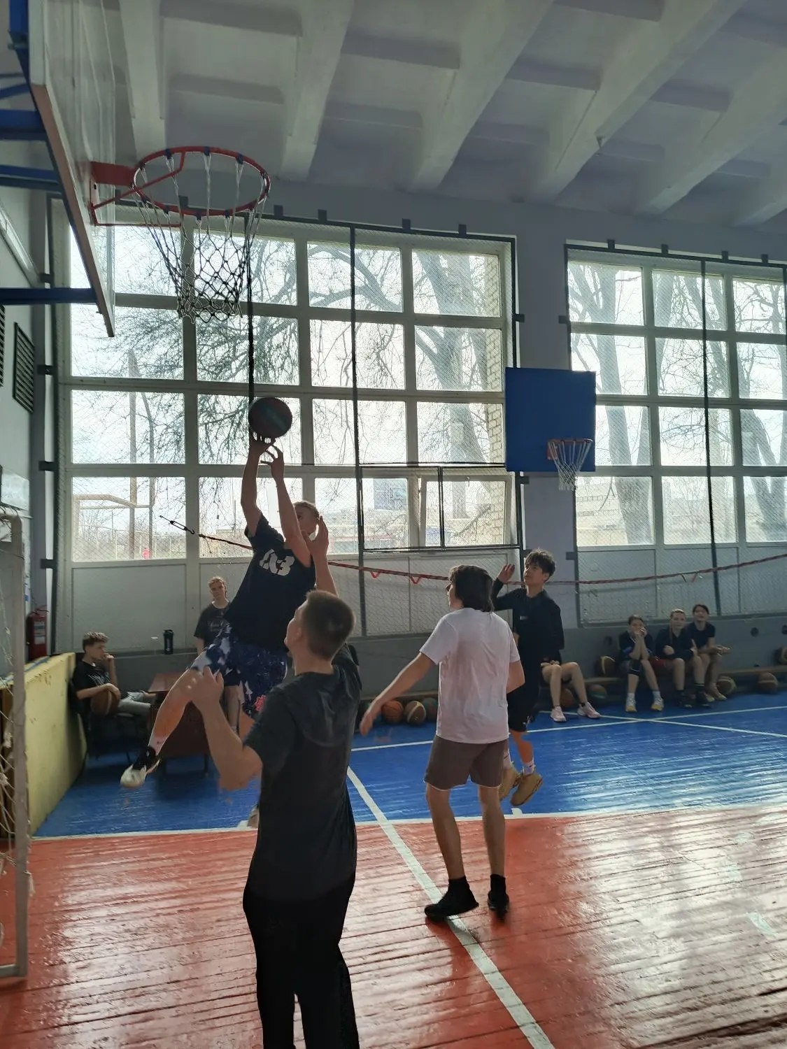 Весенние каникулы в Ровеньковской школе №3 – это не просто время отдыха, а настоящий заряд энергии и продуктивности! В то время как многие школьники наслаждаются заслуженным отдыхом, здесь кипит жизнь, наполненная спортом и... Весенние каникулы в Ровеньковской школе №3 – это не просто время отдыха, а настоящий заряд энергии и продуктивности! В то время как многие школьники наслаждаются заслуженным отдыхом, здесь кипит жизнь, наполненная спортом и...