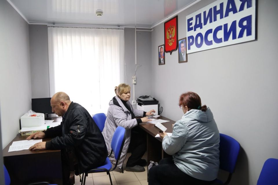 В Новоайдаре открылась местная общественная приемная Единой России В Новоайдаре открылась местная общественная приемная Единой России