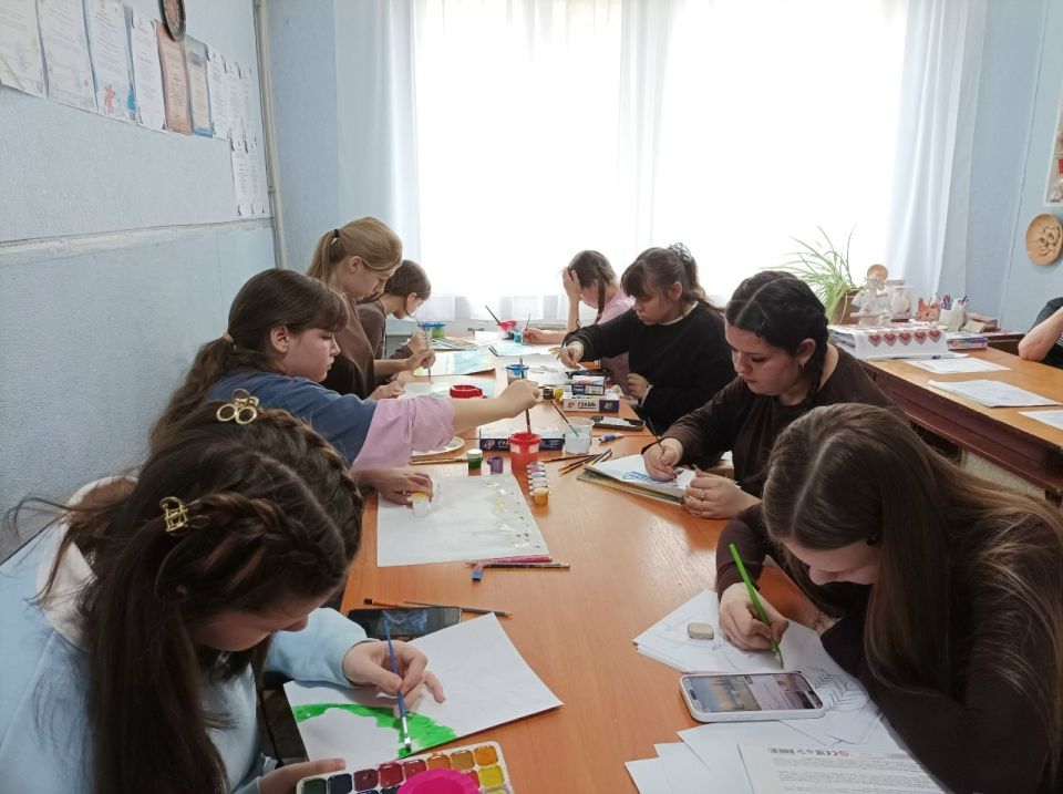 В Лутугинском Доме творчества прошла Олимпиада юных художников «Весенний вернисаж» В Лутугинском Доме творчества прошла Олимпиада юных художников «Весенний вернисаж»