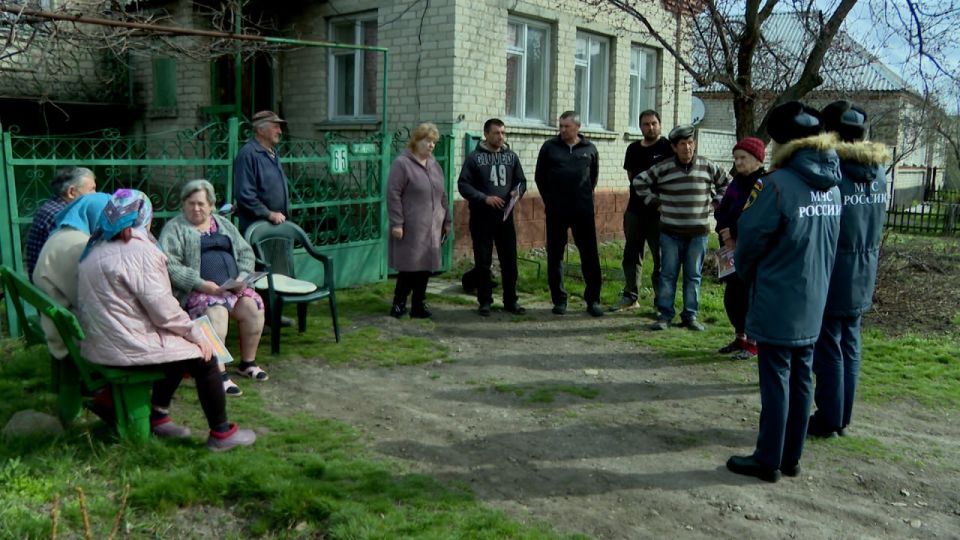 Первый рейд по соблюдению противопожарного режима прошел в поселке Тепличном Первый рейд по соблюдению противопожарного режима прошел в поселке Тепличном
