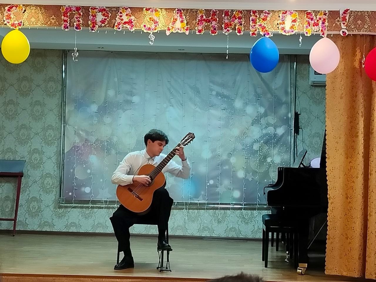 В Лутугинской Детской музыкальной школе им. А.П. Тертычного прошел концерт гитарной музыки «Посвящение земле русской» В Лутугинской Детской музыкальной школе им. А.П. Тертычного прошел концерт гитарной музыки «Посвящение земле русской»