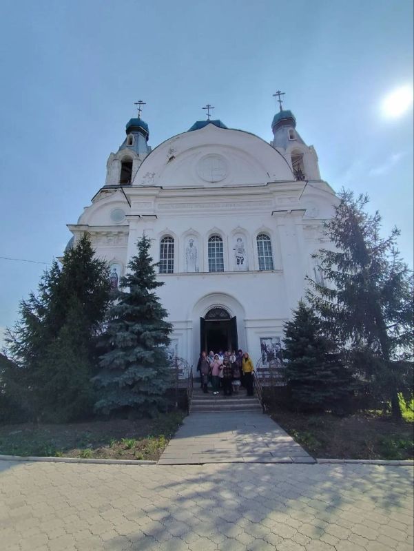 Пенсионеры из ЛНР посещают с экскурсиями уголки родной земли Пенсионеры из ЛНР посещают с экскурсиями уголки родной земли