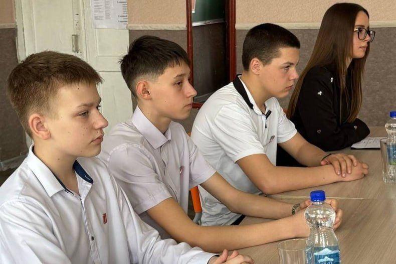 Классная встреча Первых. В Ленинской средней школе состоялось яркое и вдохновляющее событие — «Классная встреча Первых», в рамках которой прошёл «Круглый стол» с приглашёнными специалистами по организации работы Движения... Классная встреча Первых. В Ленинской средней школе состоялось яркое и вдохновляющее событие — «Классная встреча Первых», в рамках которой прошёл «Круглый стол» с приглашёнными специалистами по организации работы Движения...